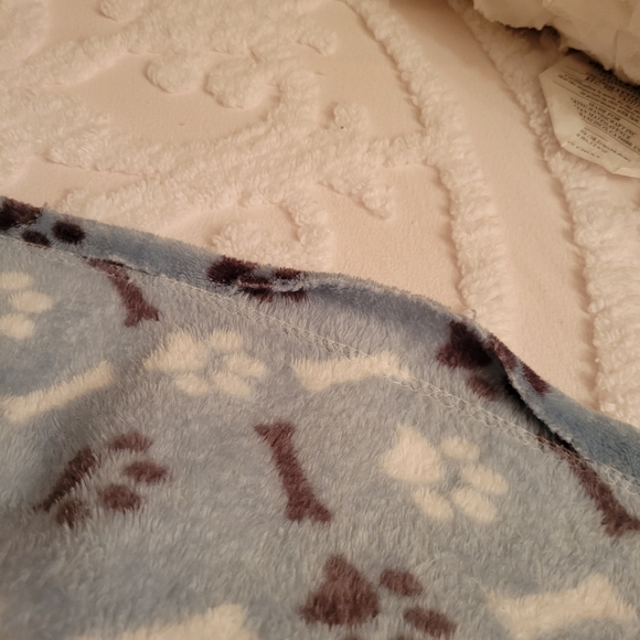 Dog Throw Blanket 50 x 60 Used Bones and Paw Prints - Picture 4 of 8